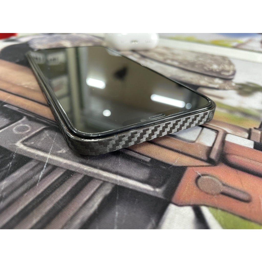 Bộ dán viền Cacbon vân nổi, camera, phím bấm Iphone 12,13,14 Cacbon của hãng Oracle nhập khẩu