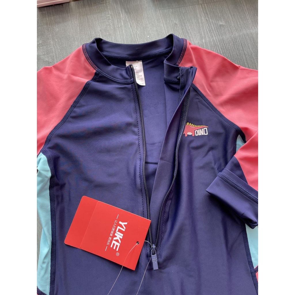 Bộ bơi bé gái dài liền, quần ngắn, màu than tay hồng YUKE 2189