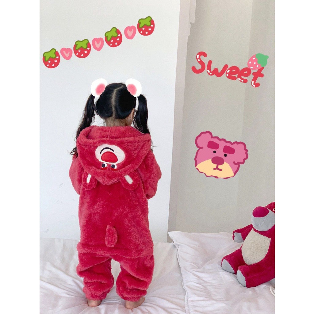 Bộ Đồ Ngủ Liền Thân Bằng Lông Cừu San Hô Dày Dặn Ấm Áp Có Khóa Kéo In Họa Tiết Hoạt Hình Gấu Dâu Tây Dễ Thương Cho Bé Gái