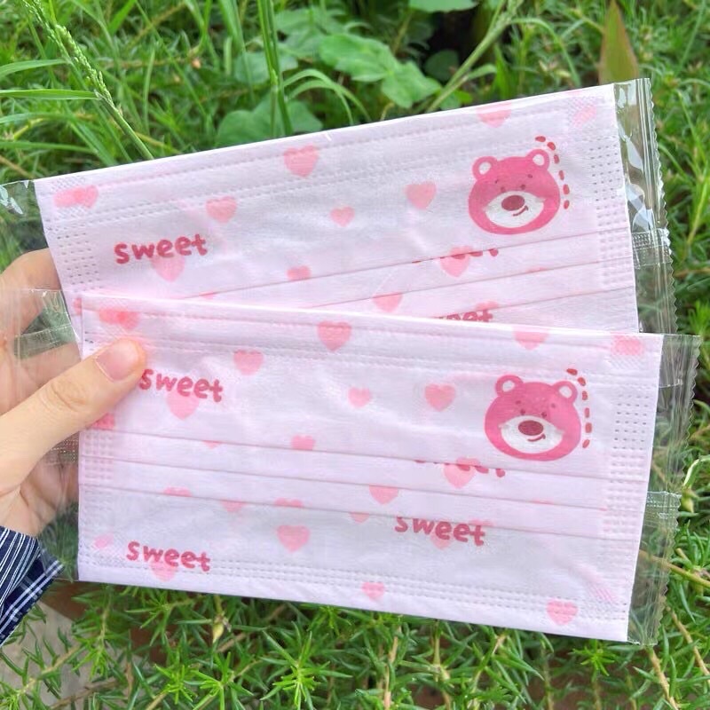 Khẩu trang y tế 3 lớp gấu dâu lotso hoạt hình siêu dễ thương xinh xắn đáng yêu cho nữ hot trend hàn quốc De Perier
