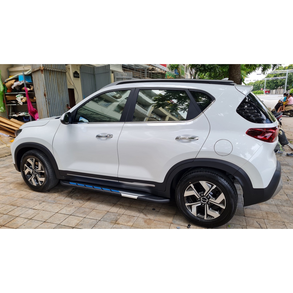 Bậc lên xuống, bệ bước chân xe Kia Sonet. Mẫu nhôm đúc. Khắc laser logo. Siêu KM