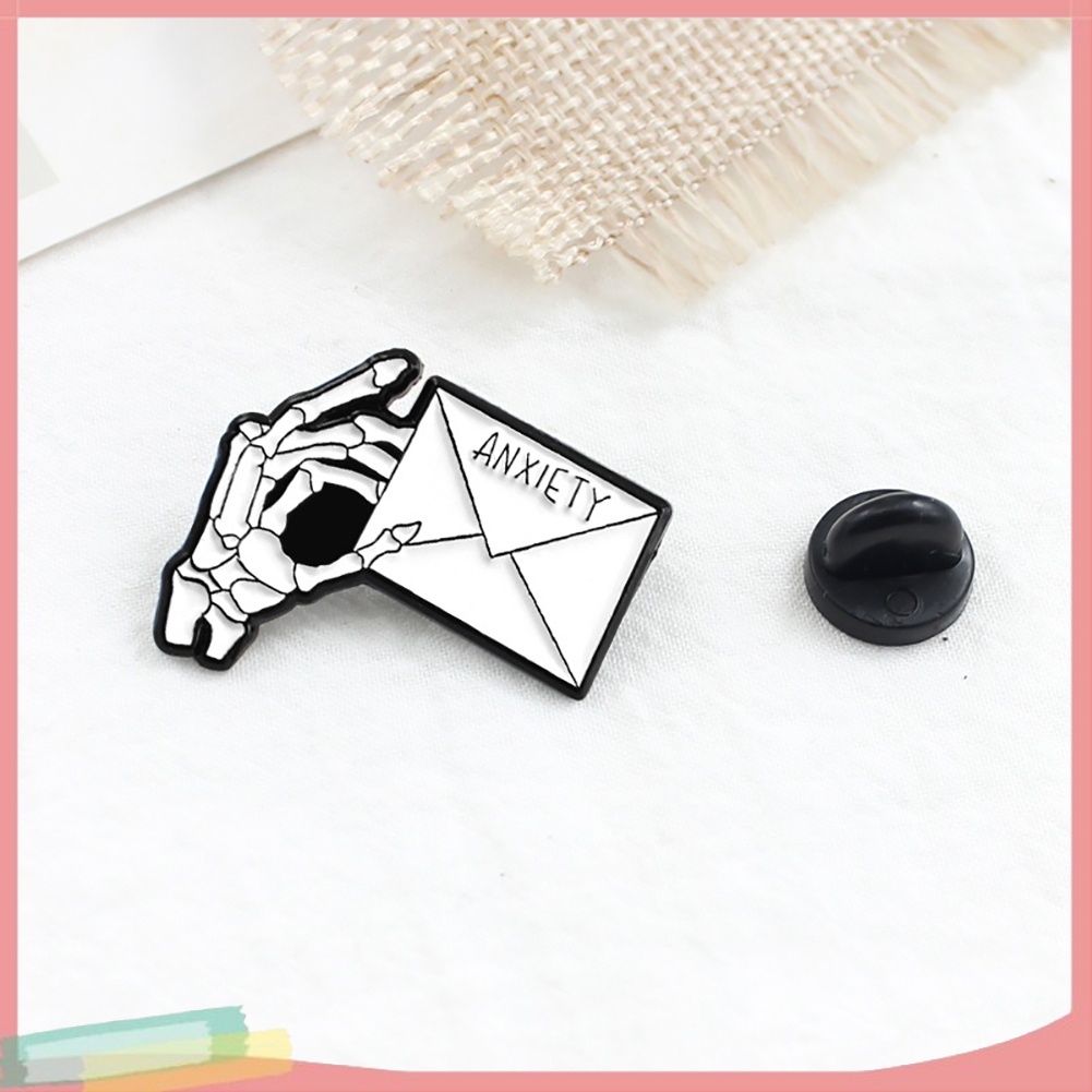 Trâm cài áo hình tay bộ xương trang trí