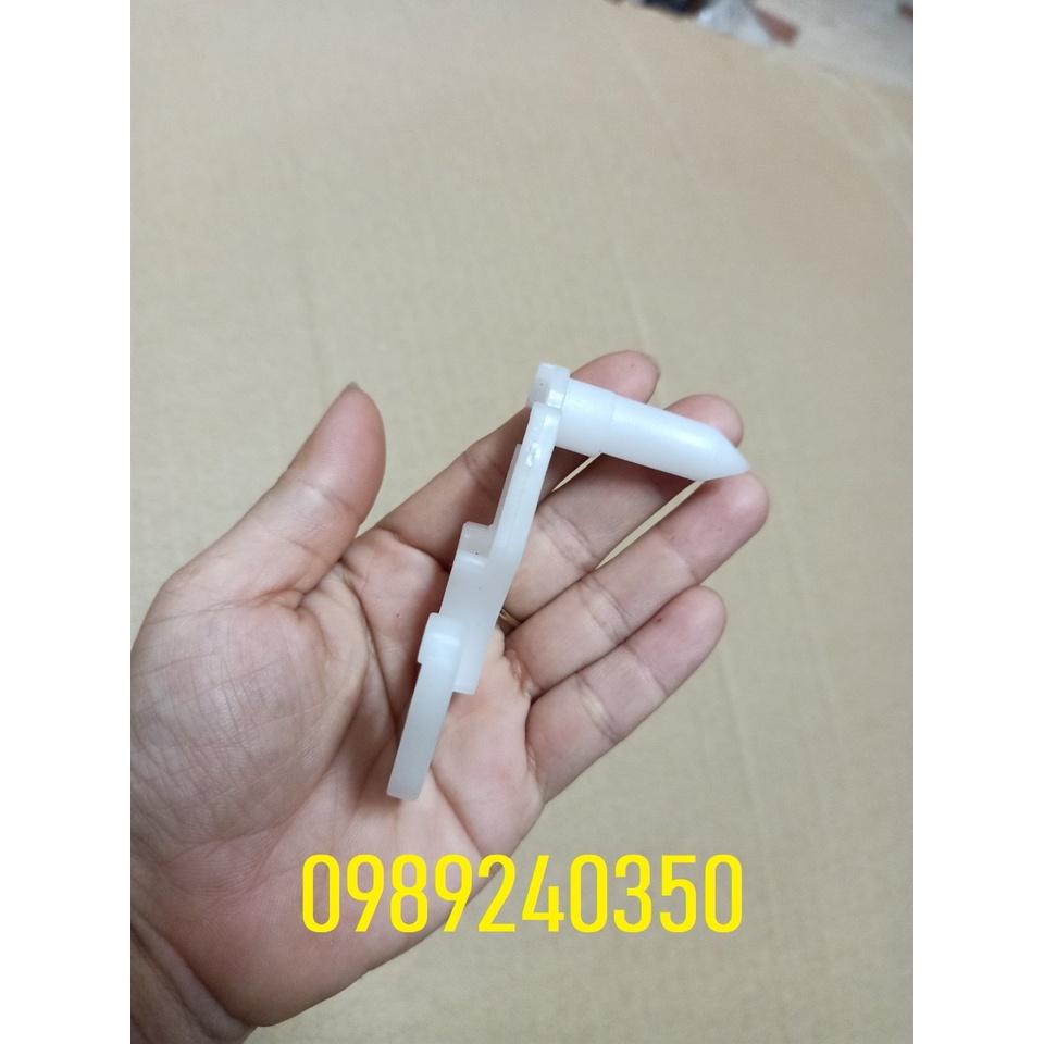 Gàm cửa, lẫy cánh cửa tủ lạnh Hitachi mới chính hãng (Cánh trên bên phải)