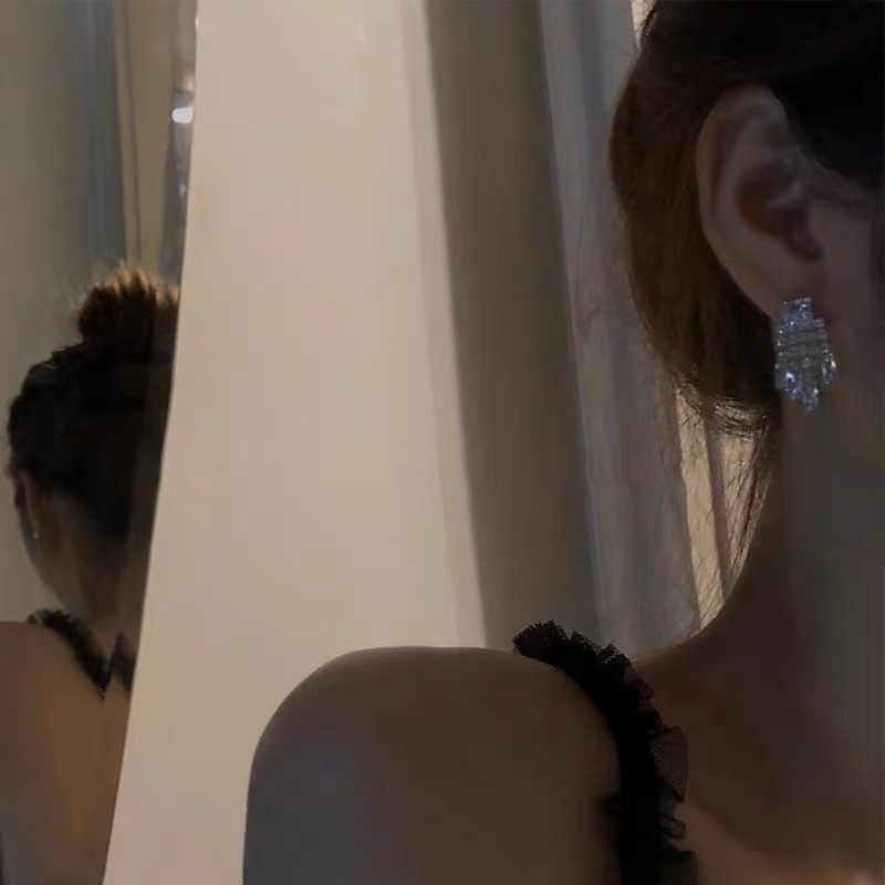 Khuyên tai đá bling bling dự tiệc - Khanturban.vn