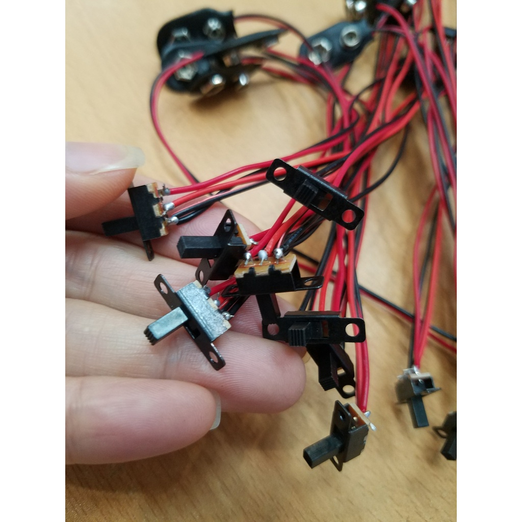 Đèn led đủ màu kèm đế pin 9v và công tắc dùng để trang trí và chế tạo