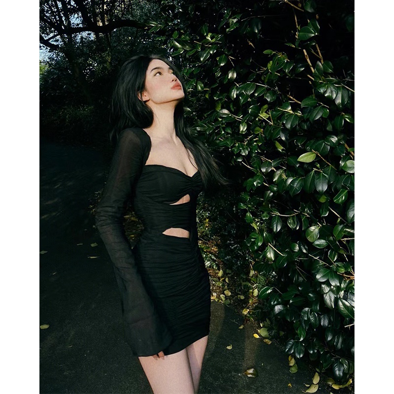 Niche Hot Đầm Ngắn Ôm Hông Tay Dài Cổ Vuông Màu Trơn Thiết Kế Rỗng Phong Cách Desire Thuần Khiết Phong Cách Thu Đông Mới Cho Nữ