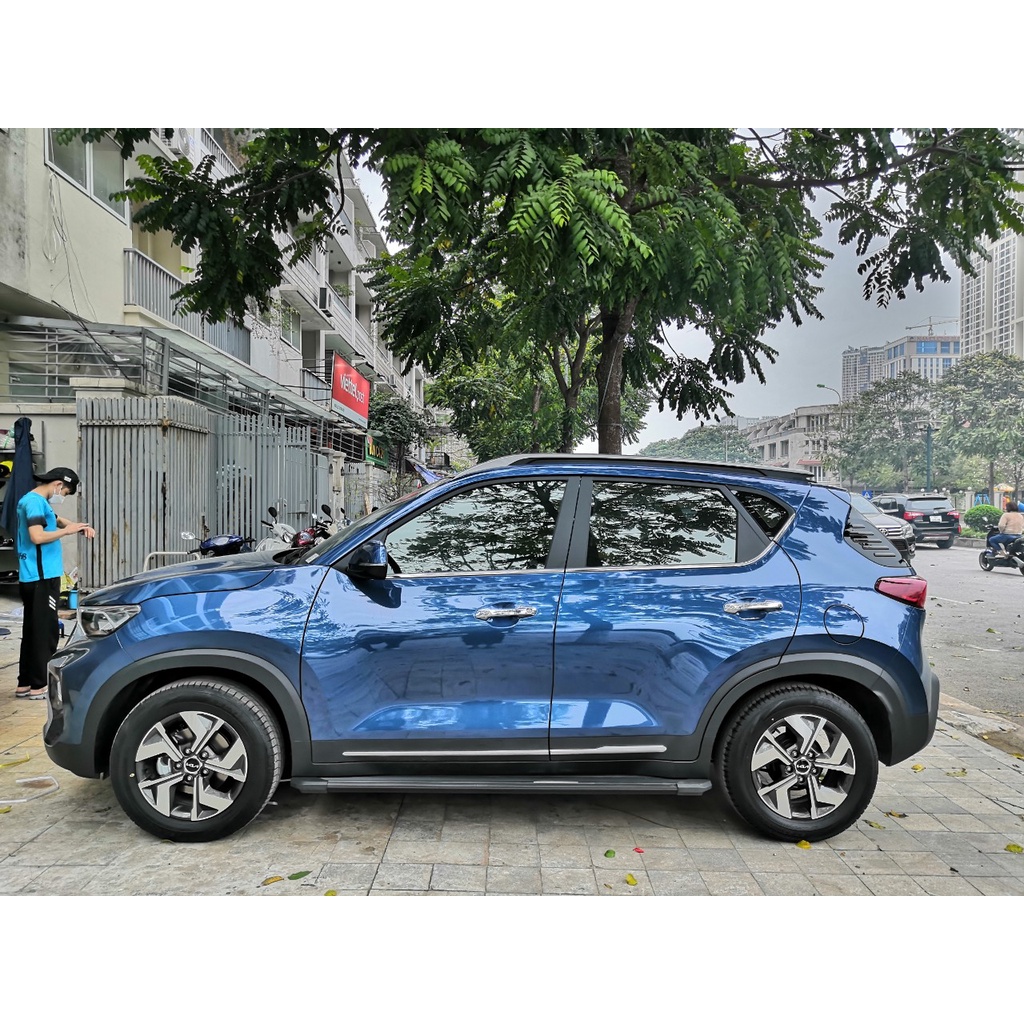 Bậc lên xuống, bệ bước chân xe Kia Sonet. Mẫu nhôm đúc. Khắc laser logo. Siêu KM