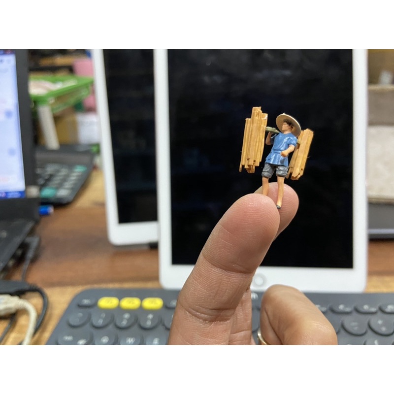 Bộ tượng: Tiều phu vác củi. Hàng tỉ lệ: 1:64 Tượng phối tiểu cảnh, hòn non bộ, phối lũa cây, phối đá cảnh, suiseki