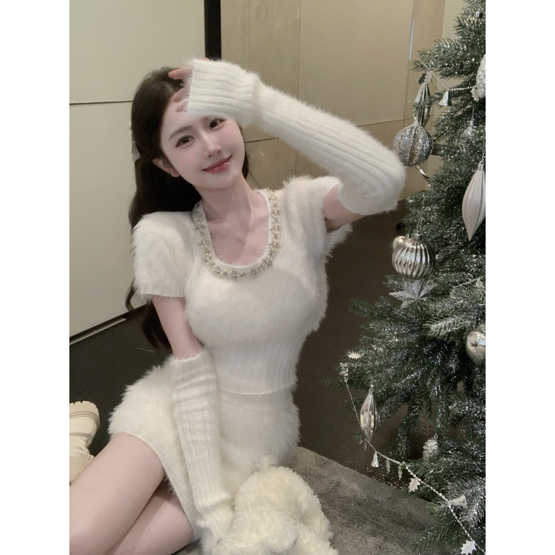 (HÀNG CÓ SẴN) Áo len lông mềm cổ tròn đính đá kèm tay lông rời // chân váy len lông cạp cao