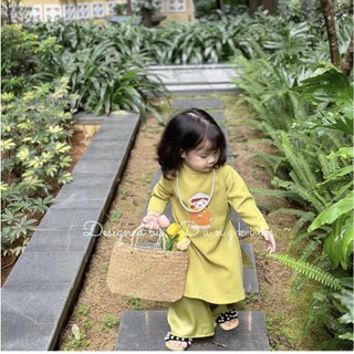Áo dài cô gái đội nón bé gái