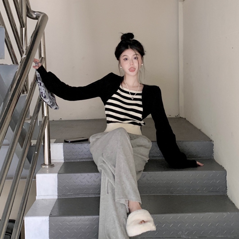 Áo sweater IELGY dáng rộng ngắn thời trang cho nữ