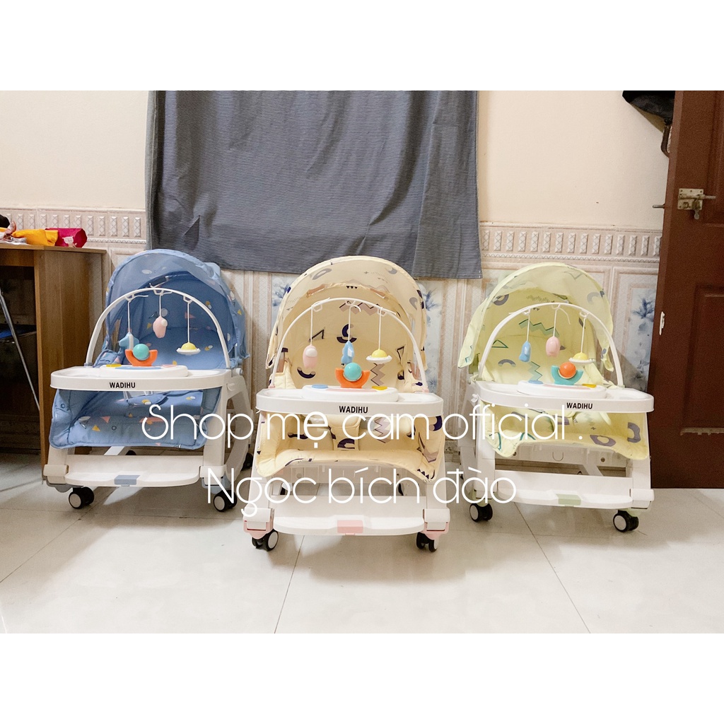 Ghế rung cao cấp cho bé bập bênh đa năng có bàn ăn dặm và bánh xe. Ghế ăn dặm