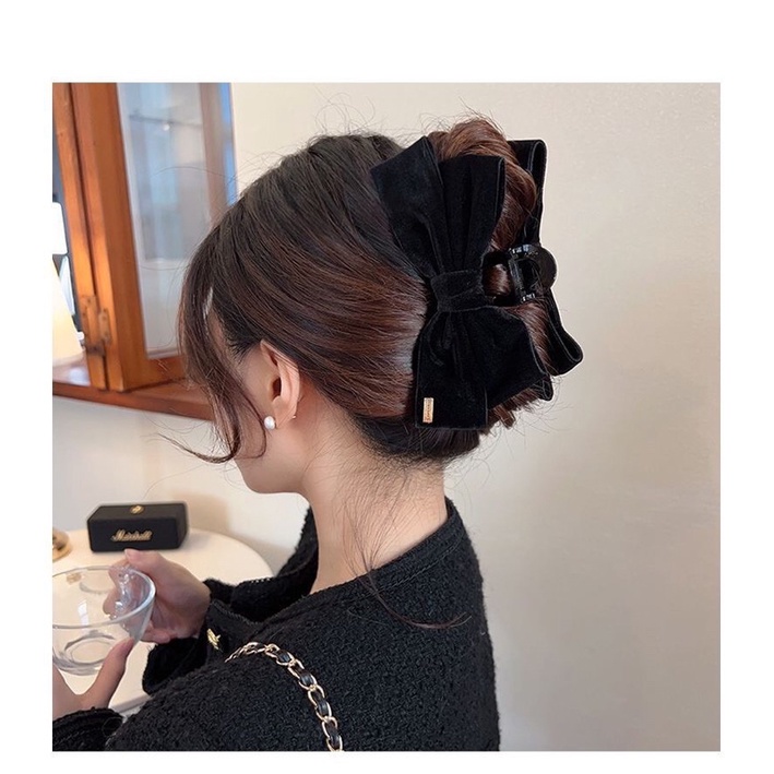 Kẹp càng cua gắn nơ tiểu thư dễ thương.