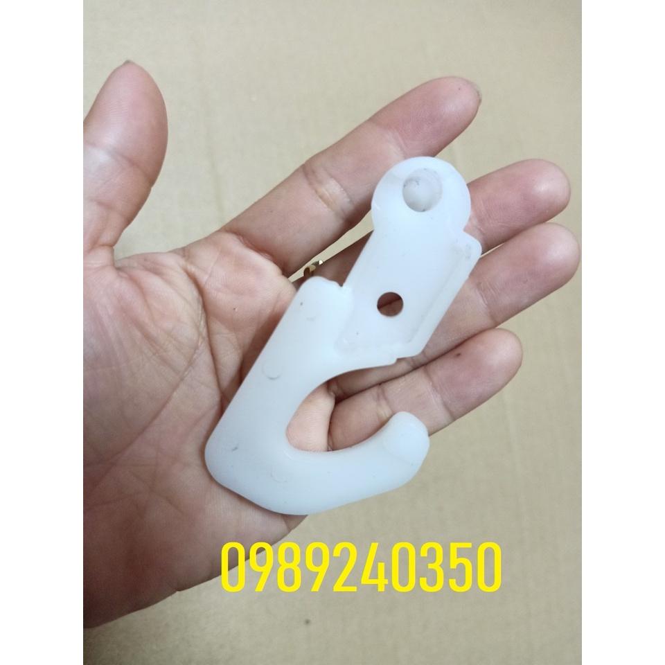 Gàm cửa, lẫy cánh cửa tủ lạnh Hitachi mới chính hãng (Cánh trên bên phải)