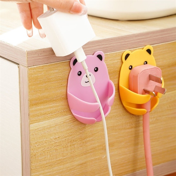 Móc dán treo tường  kẹp giữ phíc cắm dây điện hình gấu đỡ củ sạc đa năng tiện lợi Shopmegold1