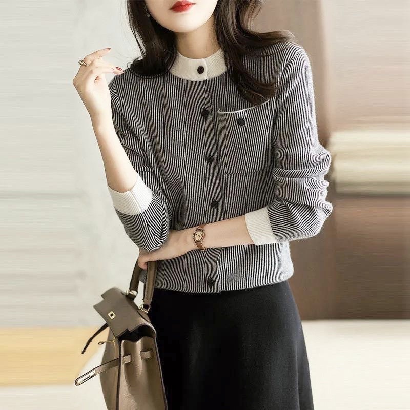 Áo len kẻ phối cổ trắng