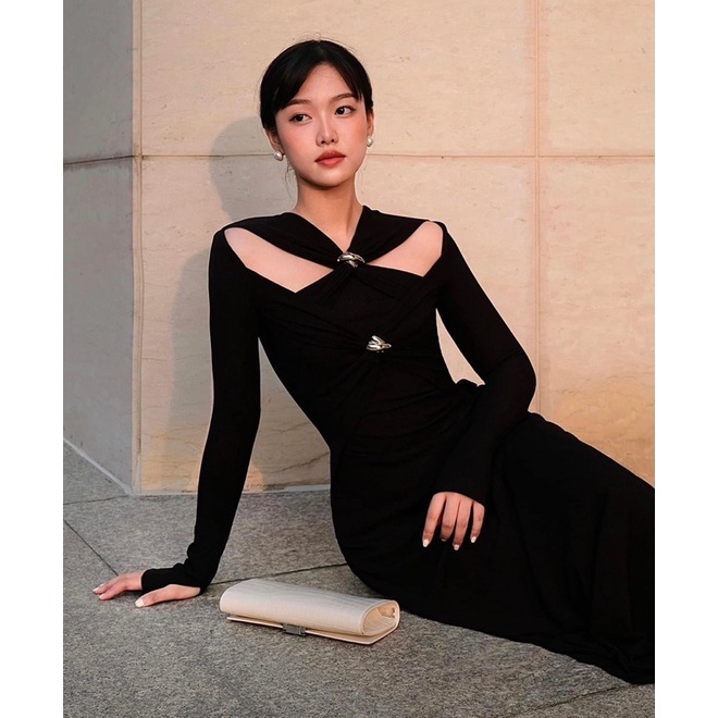 Đầm body tay dài khoét ngực logo đá 🖤