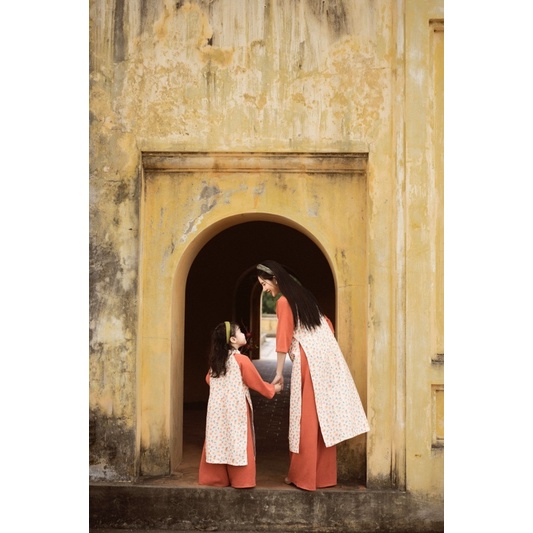 Set áo dài mẹ và bé nhung hoa cam