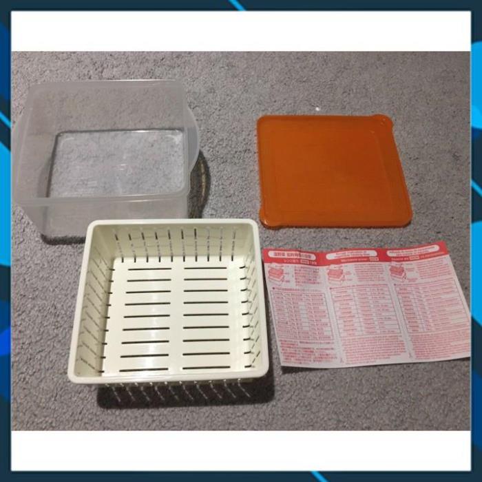 Hôp nhựa có rổ nhựa bên trong, dùng hấp rau củ trong lò vi sóng 17,2x14,8cm cao 7,1cm; 1,2 lít. D758