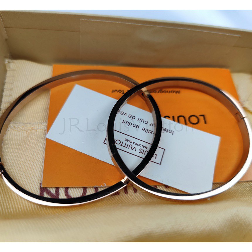 Vòng Tay titan lắc tay LV Kim Loại Khắc Họa Tiết Chữ Louis Vuitton Độc Đáo Thời Trang GUTADI