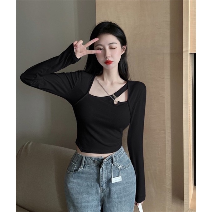 Áo Kiểu Croptop Tay Dài Dáng Ôm Tà Nhọn Phối Khoen Và Dây Xích Chéo Cổ Đầy Cá Tính Luviecloset