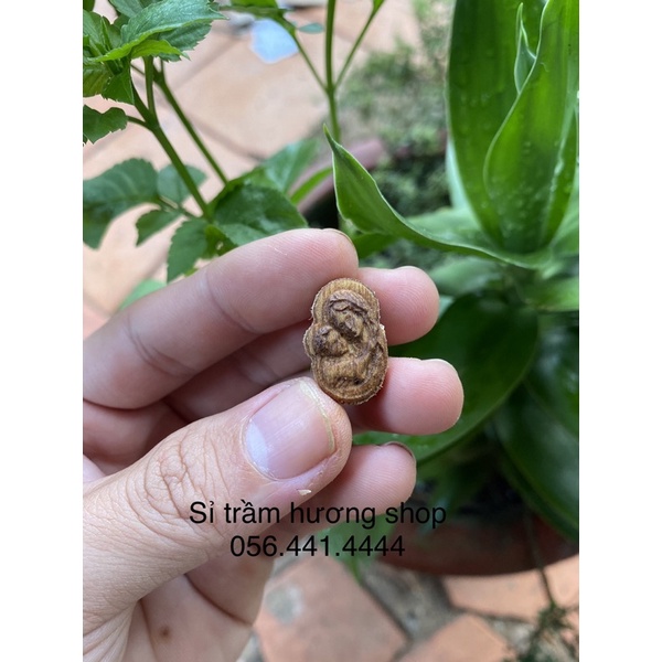 Charm Đức mẹ bòng con trầm hương tốc