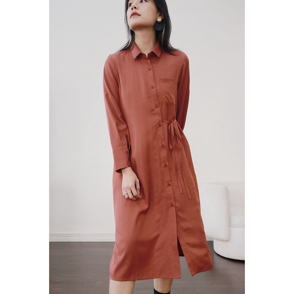 Chicka Chicka - Đầm sơ mi cotton lụa màu cam thắt eo