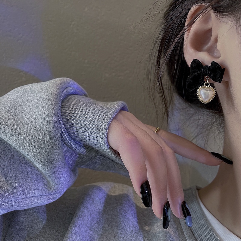 Bông tai nữ 17KM nơ nhung phối mặt trái tim ngọc trai viền vàng thanh lịch