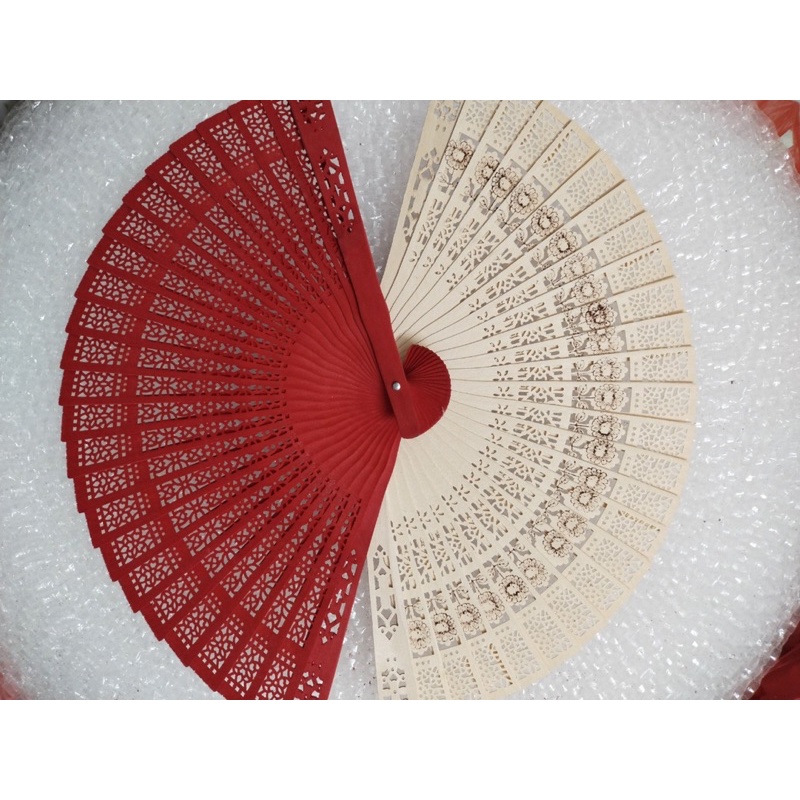 Quạt gỗ xếp làm oản tháp bánh trang trí phong cách cổ trang độc đáo