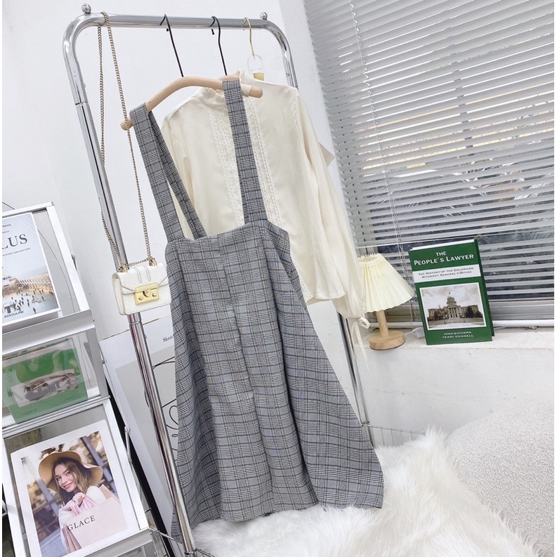 Set yếm caro nâu xám đan eo sau kèm áo sơ mi trắng viền ren