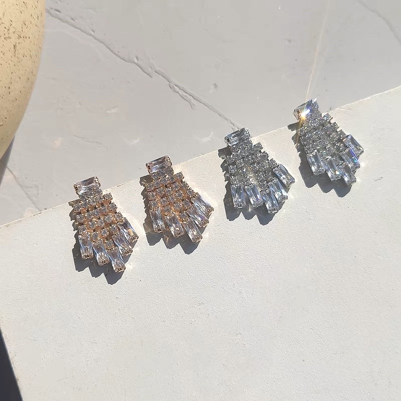 Khuyên tai đá bling bling dự tiệc - Khanturban.vn