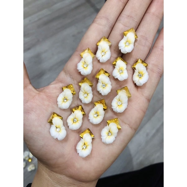 Hoa Ngậm Đá làm nail
