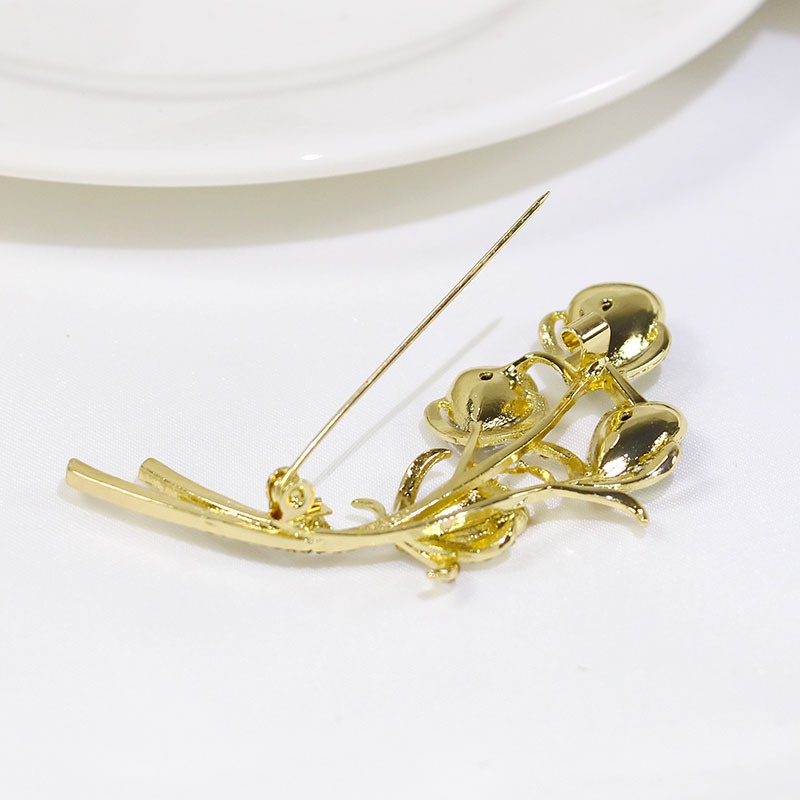 Cài áo lông công thịnh vượng