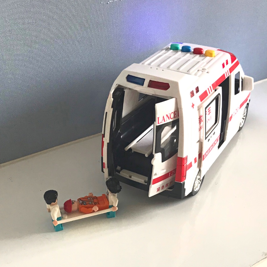 Đồ chơi xe cứu thương cao cấp, tặng kèm : 3 nhân vật lego, máng khiêng, 3 pin, tua vít, sạc dự phòng