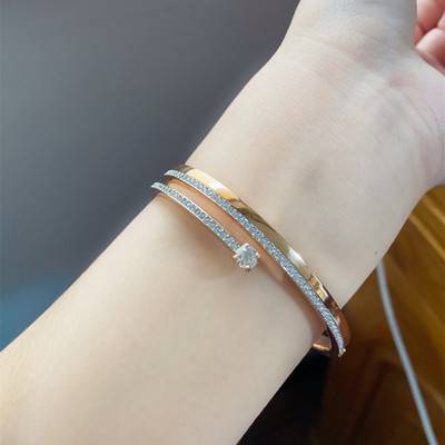 Vòng Tay Pha Lê Swarovski Hình Kim Tự Tháp