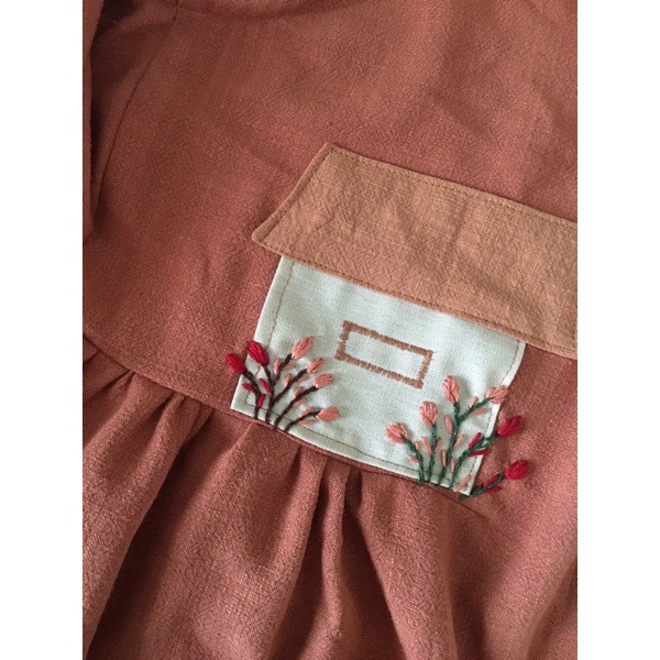 Đầm Nobi linen thêu sát nách kết nút gỗ xinh xắn - by Savanna