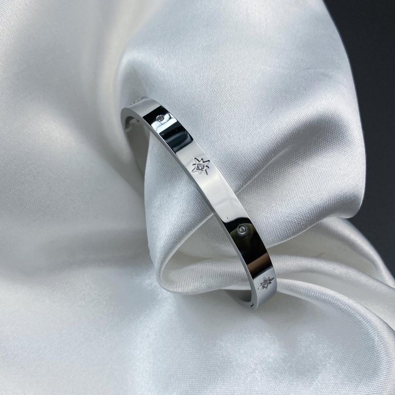 Kiềng vòng tay titan đính đá zircon khắc ngôi sao Madde/2769