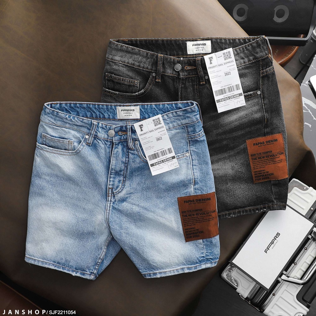 Short Jean kiểu dáng ống rộng và ngắn ngang gối, tạo điểm nhấn bằng tag da lộn và tag da đính túi cá tính
