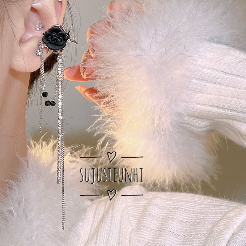 (KHÔNG XỎ) Khuyên tai hoa hồng đen có tua rua dây dài quý phái