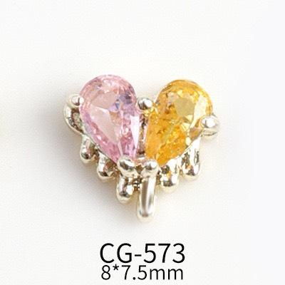 Charm nail mẫu mới trái tim đính đá phối màu hot trend 2023
