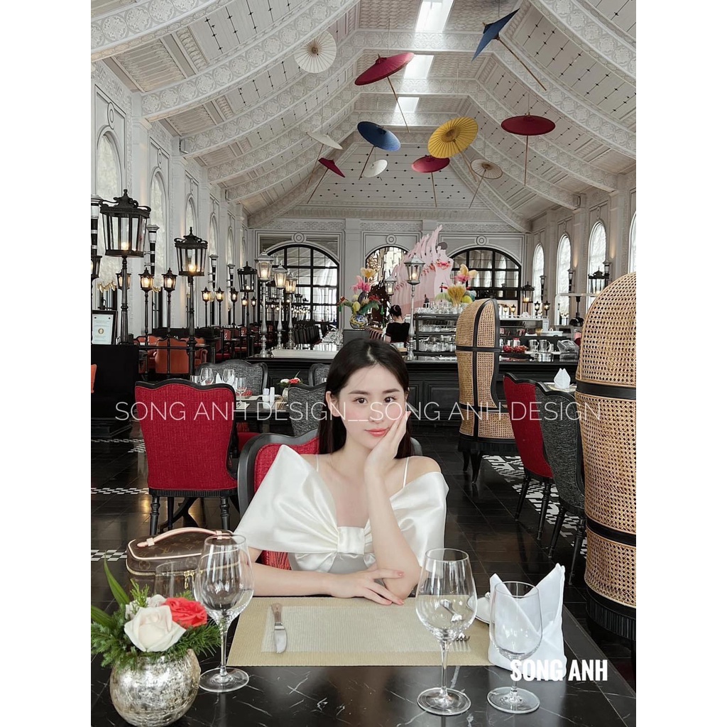 Áo dài lụa trắng hai dây trễ vai nơ ngực 4 tà