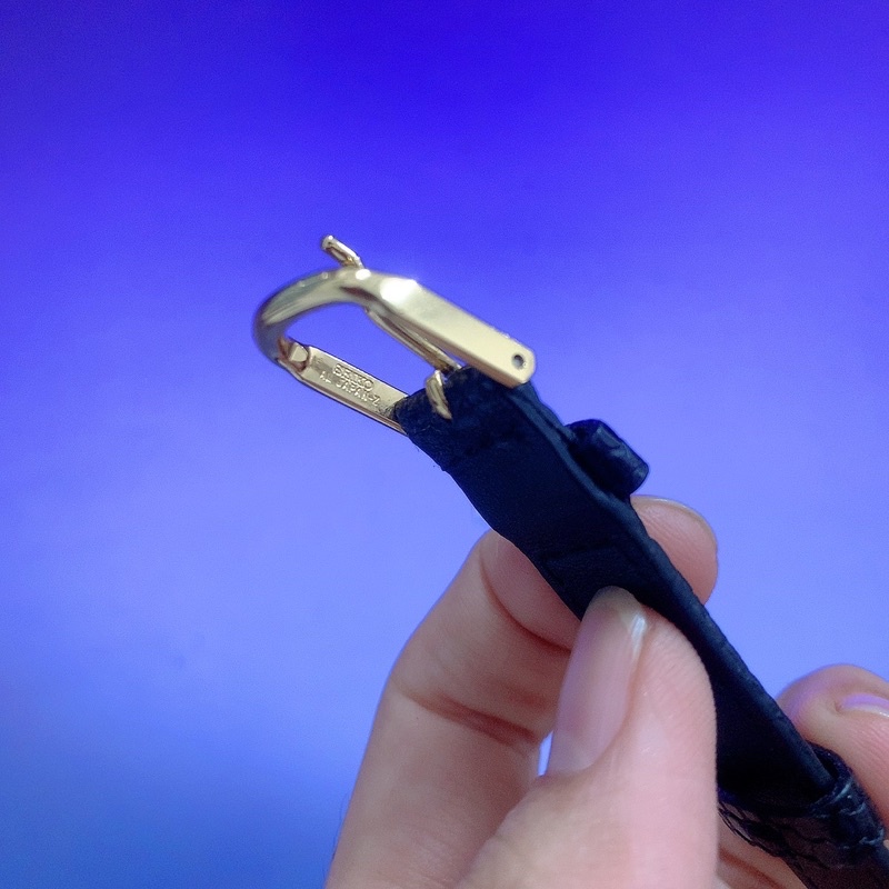 Đồng hồ nữ si hiệu Seiko, mặt vân caro độc đáo, mặt tròn dây da đen