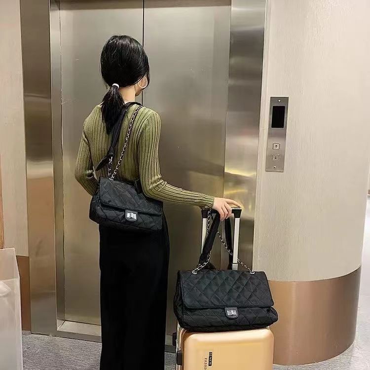 Túi vải oxford đen dây xích phối 2 cỡ chần trám cực xinh 2323 - Unip