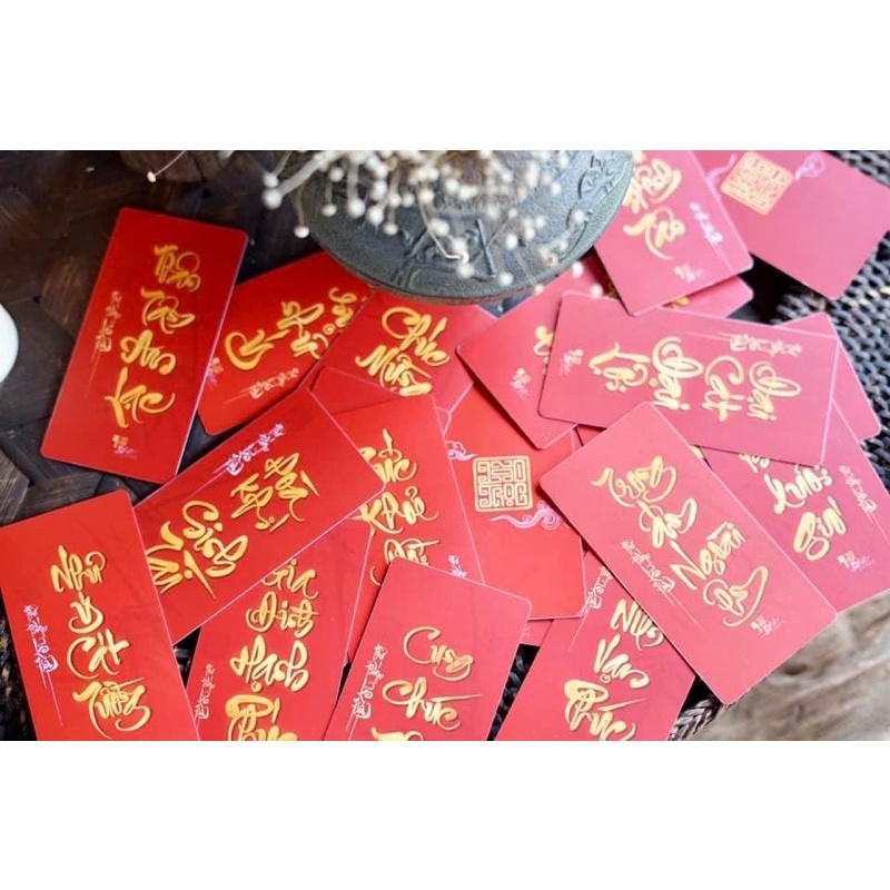 Bộ 25 thẻ treo thư pháp, trang trí tết có kèm tua rua và dây buộc.