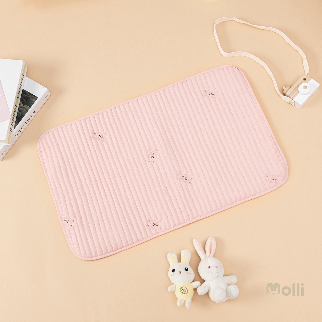 Lót chống thấm cho bé Molli 45x70 cm, tấm lót thay bỉm họa tiết cao cấp