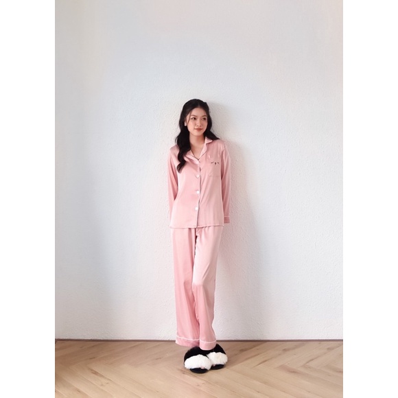 Bộ Pyjamas Nữ Mặc Nhà Áo Dài Quần Dài Chất Liệu Lụa Thiết Kế Túi Thỏ Màu Xanh Đậm Rabby Pink LILAS BLANC