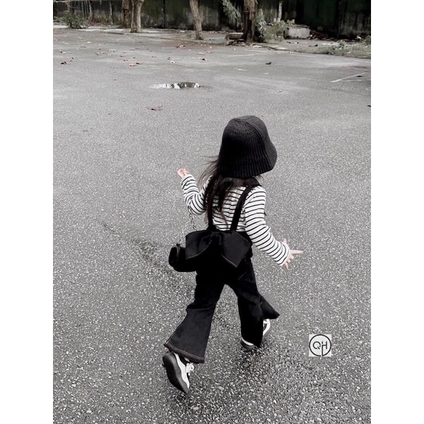 Set yếm bò kèm áo bé gái