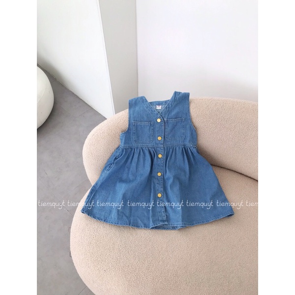 Đầm yếm jeans xanh sát nách cổ vest phong cách hàn quốc cho bé gái mặc với áo quây áo thun ôm phù hợp mặc đi chơi