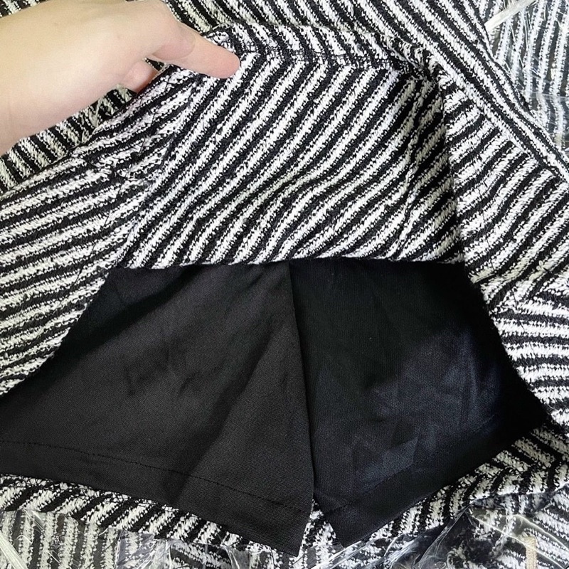 Chân váy dạ tweed kẻ V có quần trong