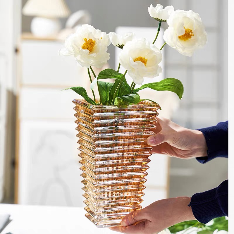 Lọ hoa thuỷ tinh pha lê hình tháp sang trọng , bình hoa decor cao cấp Qhouse , lọ hoa chưng tết đẳng cấp